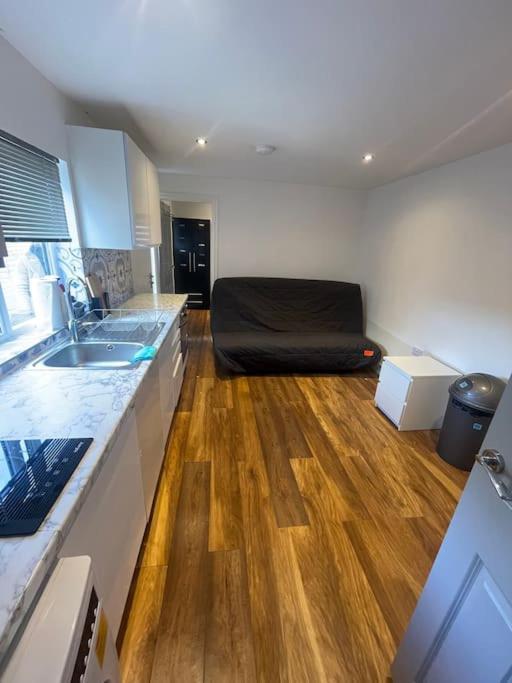 One Bedroom Annex With Private Entrance Morden  Exterior photo