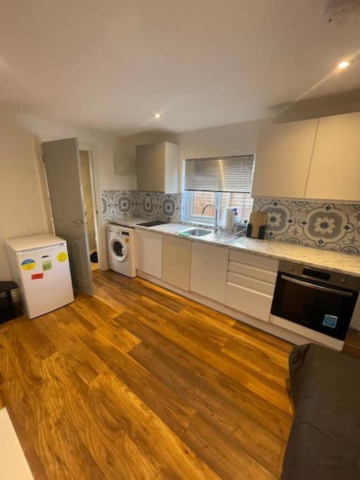 One Bedroom Annex With Private Entrance Morden  Exterior photo
