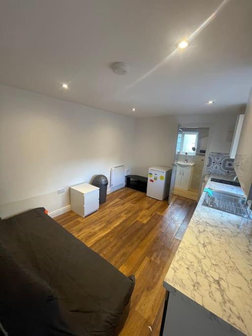 One Bedroom Annex With Private Entrance Morden  Exterior photo